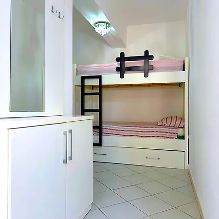 Neat And Central, Sleeps 6 Appartement *