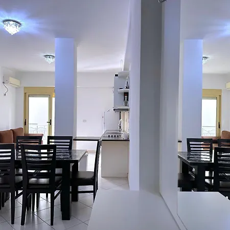Neat And Central, Sleeps 6 Appartement Sarandë